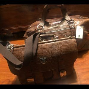 New Avantair Duffle Leather weekender/Travel Bag.